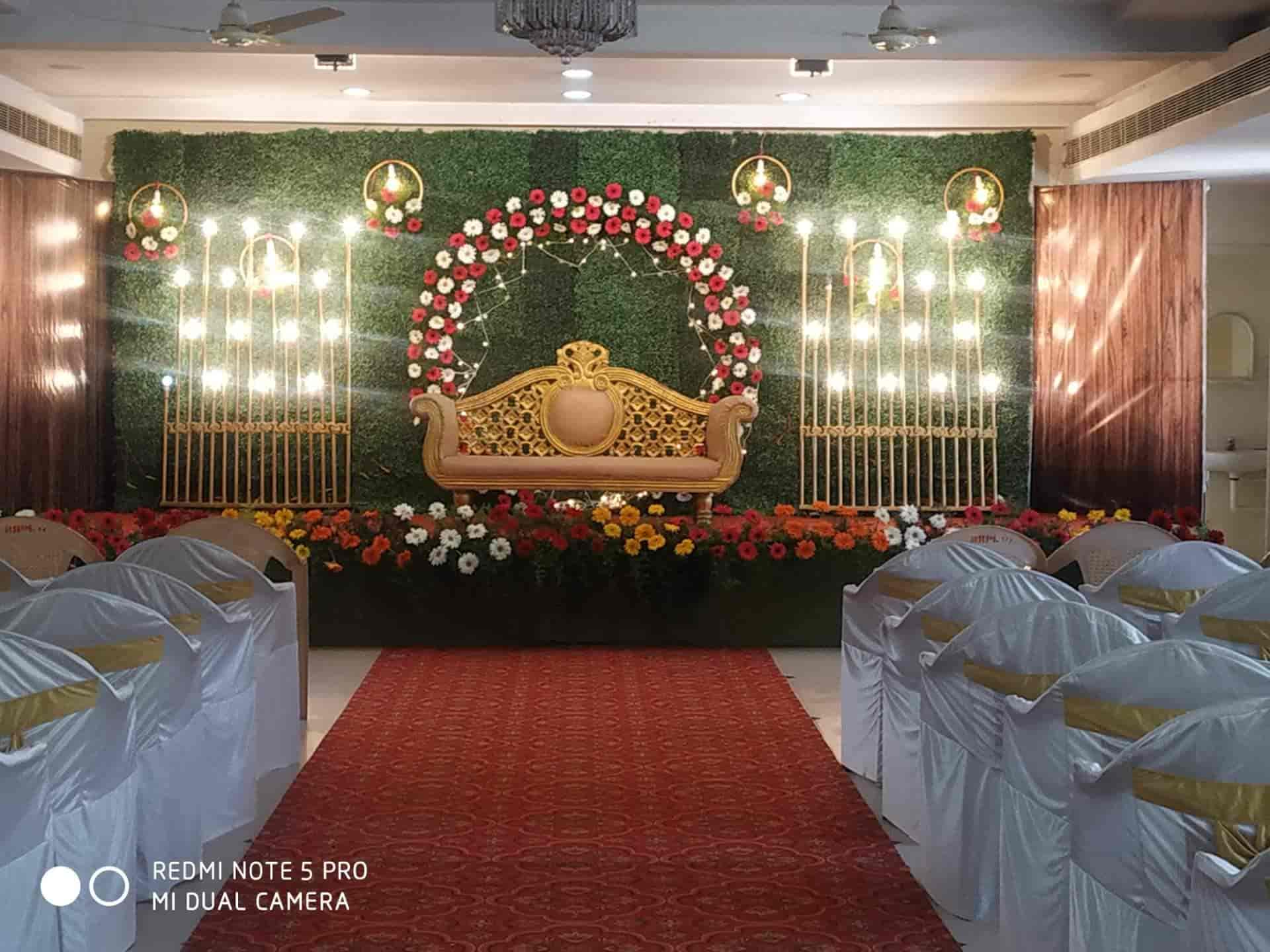 https://www.evnzon.in/service_pic/104/ramanis-paras-wedding-hall-1671856534.jpg