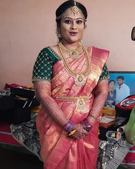 https://www.evnzon.in/service_pic/117/leakna-beauty-parlour-1671698569.jpg