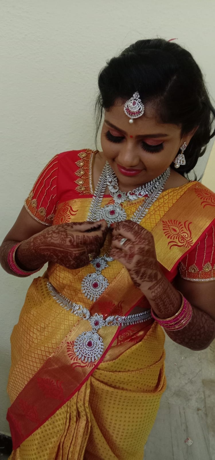 https://www.evnzon.in/service_pic/117/leakna-beauty-parlour-1671698607.jpg