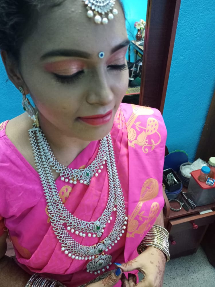https://www.evnzon.in/service_pic/119/sri-bridal-studio-1671860171.jpeg