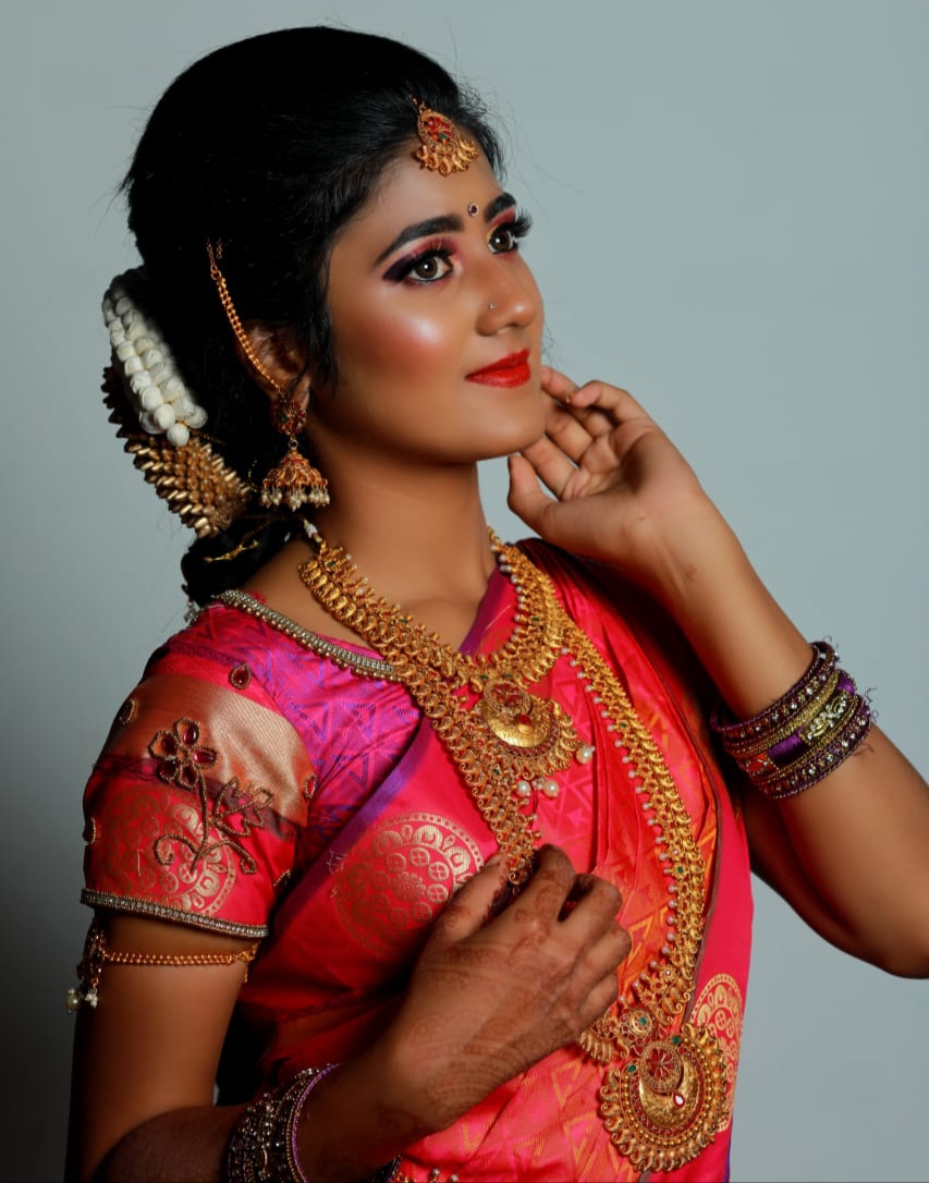 https://www.evnzon.in/service_pic/129/nimis-touch-the-colourist-beauty-parlour-1671703159.jpg