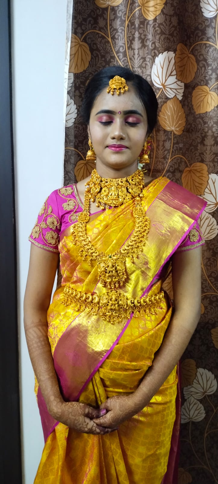 https://www.evnzon.in/service_pic/130/mahathi-beauty-parlourmakeup-academy-fashion-design-1671701492.jpg