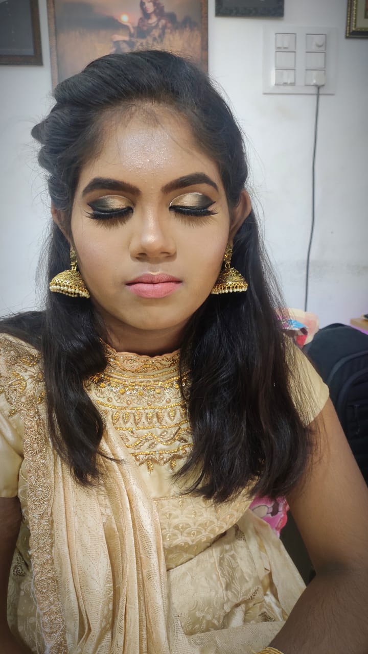 https://www.evnzon.in/service_pic/302/pavi-makeover-studio-1671704296.jpg