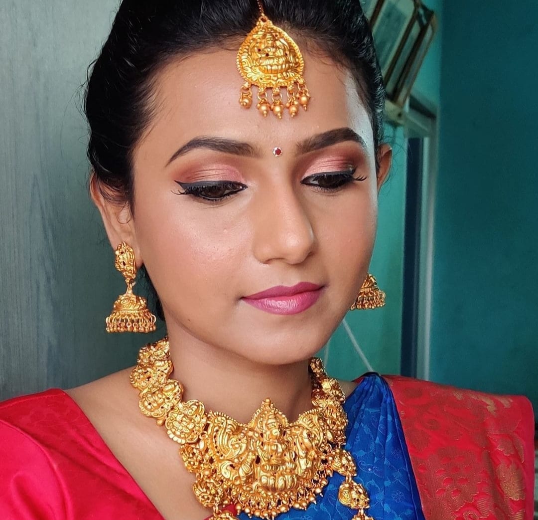 https://www.evnzon.in/service_pic/523/mowni-makeove-artistry-1690610932.jpeg