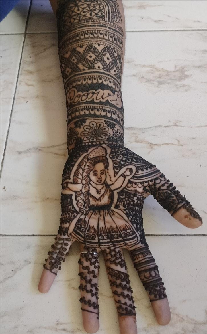 https://www.evnzon.in/service_pic/523/mowni-makeove-artistry-1690610946.jpeg